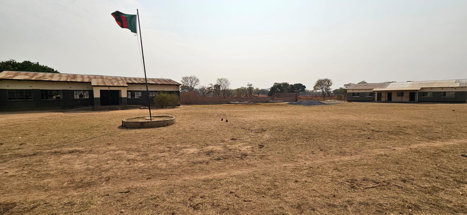 Schulgebäude Steine statt Stroh